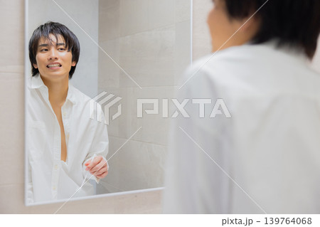鏡を見る男性 鏡を見る男性 139764068