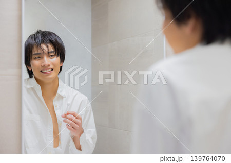鏡を見る男性 鏡を見る男性 139764070