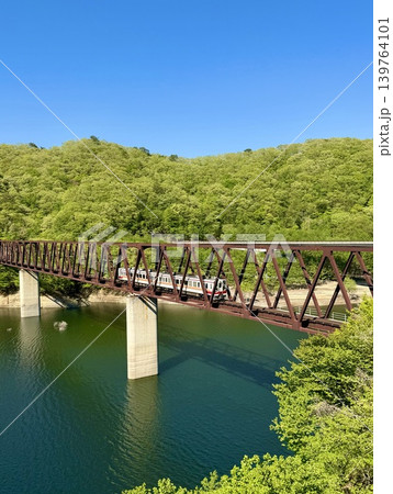 新緑の五十里湖を走る野岩鉄道 139764101