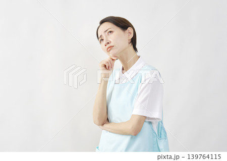 介護士女性　悩む　白背景 139764115