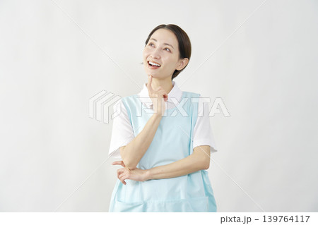 想像する介護士女性　白背景 139764117