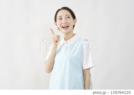介護士女性 ひらめく 白背景 介護士女性 ひらめく 白背景 139764120