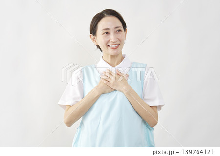 安心する介護士女性 白背景 安心する介護士女性 白背景 139764121