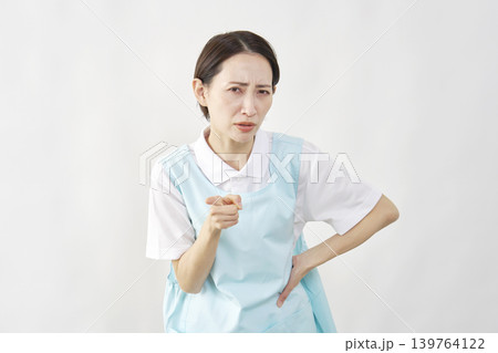 怒る介護士女性 白背景 怒る介護士女性 白背景 139764122