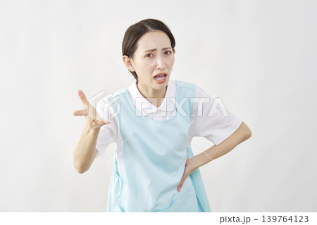 怒る介護士女性 白背景 怒る介護士女性 白背景 139764123