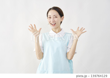 笑顔で驚く介護士女性 白背景 笑顔で驚く介護士女性 白背景 139764129