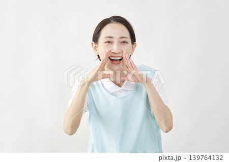介護士女性 応援 白背景 介護士女性 応援 白背景 139764132