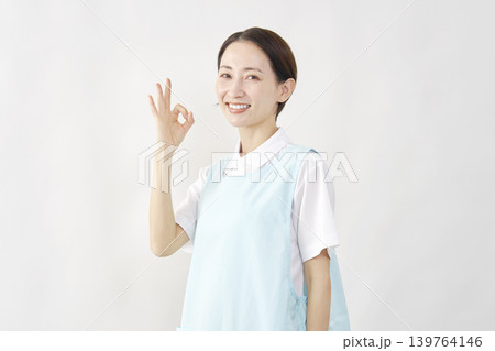 介護士女性　OKサイン　白背景 139764146