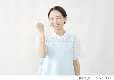 介護士女性　ガッツポーズ　白背景 139764151