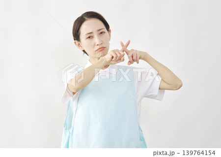 介護士女性 ばつ印のポーズ 白背景 介護士女性 ばつ印のポーズ 白背景 139764154