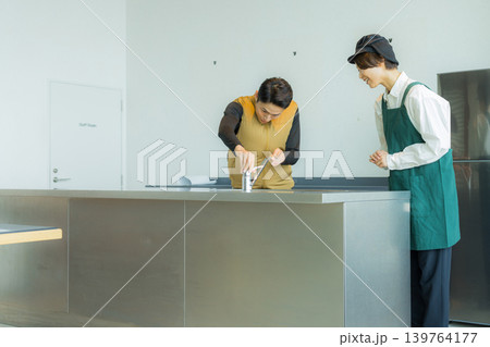 資料を見ながら打ち合わせする空調服の職人の男性 139764177