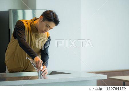 資料を見ながら打ち合わせする空調服の職人の男性 資料を見ながら打ち合わせする空調服の職人の男性 139764179