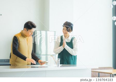 資料を見ながら打ち合わせする空調服の職人の男性 139764183