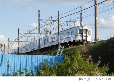 東武伊勢崎線、築堤を走る通勤電車 東武伊勢崎線、築堤を走る通勤電車 139764456