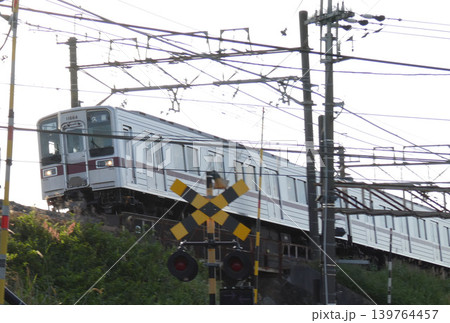 鉄道が交差する風景、築堤と踏切 鉄道が交差する風景、築堤と踏切 139764457