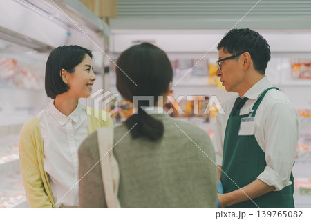 supermarket 139765082