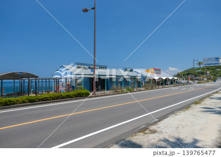 海沿いの道の駅と国道を捉えた風景（鹿児島県阿久根市） 139765477