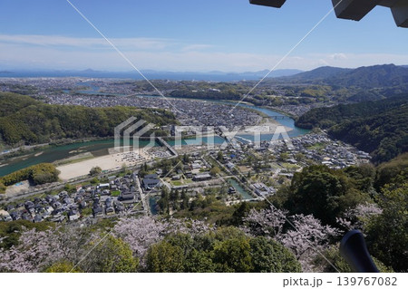 岩国城天守閣から見下ろす岩国市の街並みと流れる錦川と架かる錦帯橋 岩国城天守閣から見下ろす岩国市の街並みと流れる錦川と架かる錦帯橋 139767082
