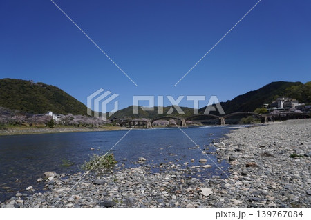 春の岩国、桜シーズンの錦帯橋、山頂に岩国城 春の岩国、桜シーズンの錦帯橋、山頂に岩国城 139767084