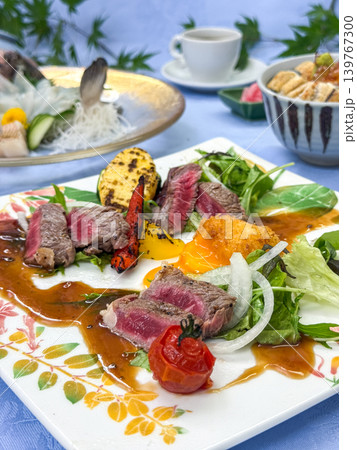 牛ステーキと半熟卵フライを盛り付けた洋食コース料理 牛ステーキと半熟卵フライを盛り付けた洋食コース料理 139767300