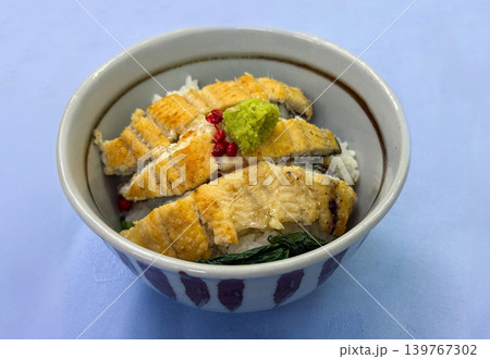 鰻の白焼出汁茶漬けをわさび添えで味わう和食料理 139767302