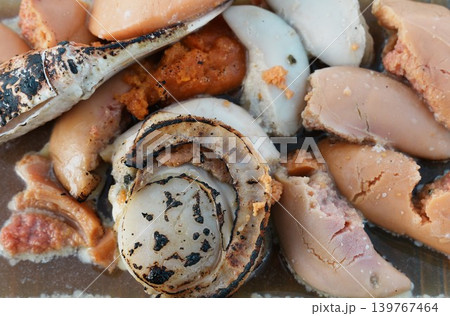 新鮮なホタテや魚の卵を香ばしく焼いた海鮮焼きのクローズアップ 新鮮なホタテや魚の卵を香ばしく焼いた海鮮焼きのクローズアップ 139767464