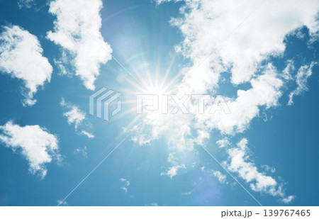 鮮やかな青空に広がる白い雲とまぶしく輝く太陽の光 139767465