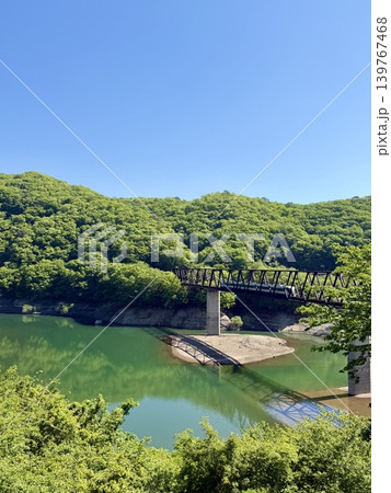 新緑の五十里湖に架かる鉄橋を走るリバティ 139767468