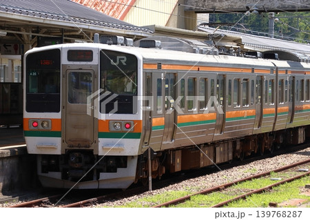 横川駅に停車中の信越本線211系(群馬県安中市) 横川駅に停車中の信越本線211系(群馬県安中市) 139768287