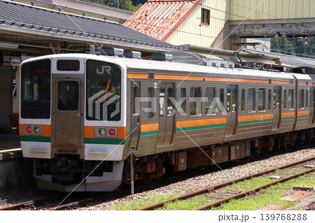 横川駅に停車中の信越本線211系(群馬県安中市) 横川駅に停車中の信越本線211系(群馬県安中市) 139768288