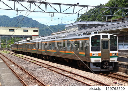 横川駅に停車中の信越本線211系(群馬県安中市) 横川駅に停車中の信越本線211系(群馬県安中市) 139768290