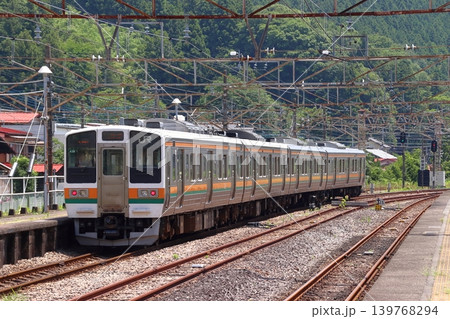横川駅を発車する信越本線211系（群馬県安中市） 139768294