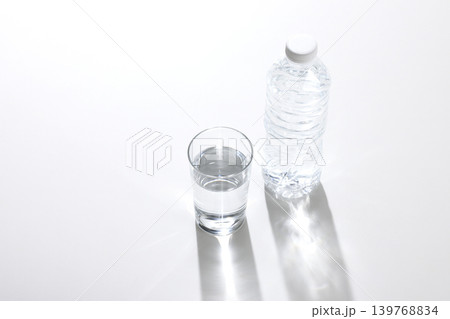ペットボトルの水とコップ ペットボトルの水とコップ 139768834