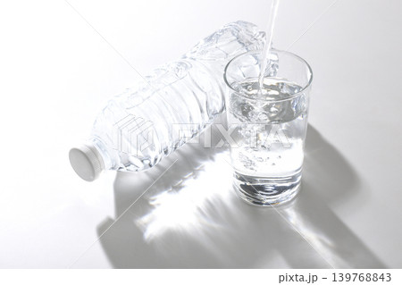 ペットボトルの水とコップ ペットボトルの水とコップ 139768843
