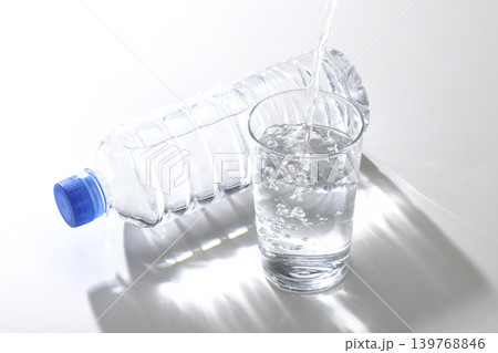 ペットボトルの水とコップ ペットボトルの水とコップ 139768846