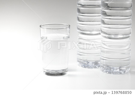 ペットボトルの水とコップ 139768850