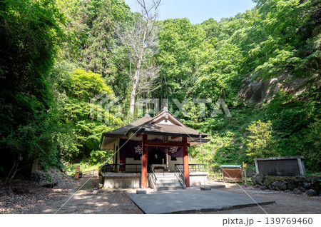 山道とお堂が美しい日本の風景 139769460