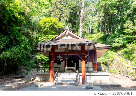 滝へ続く山道とお堂が美しい日本の風景 滝へ続く山道とお堂が美しい日本の風景 139769461