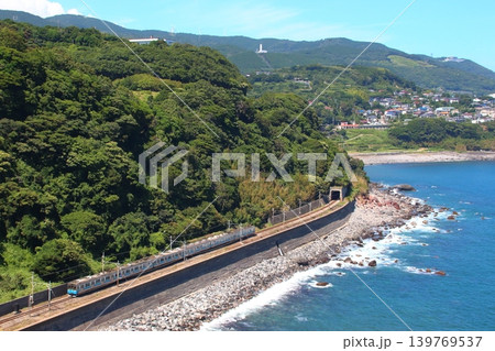 夏の海岸線を行く伊豆急行線8000系電車 夏の海岸線を行く伊豆急行線8000系電車 139769537