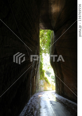 燈籠坂大師の切通しトンネル(旧城山隧道) 燈籠坂大師の切通しトンネル(旧城山隧道) 139769556