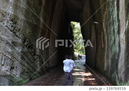 燈籠坂大師の切通しトンネル（旧城山隧道） 139769559