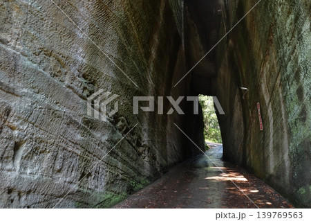 燈籠坂大師の切通しトンネル(旧城山隧道) 燈籠坂大師の切通しトンネル(旧城山隧道) 139769563