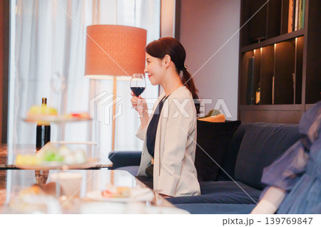 笑顔でお酒を楽しむミドルの女性 笑顔でお酒を楽しむミドルの女性 139769847
