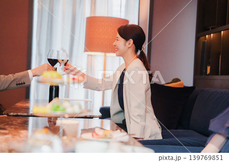 笑顔でお酒を楽しむミドルの女性 笑顔でお酒を楽しむミドルの女性 139769851