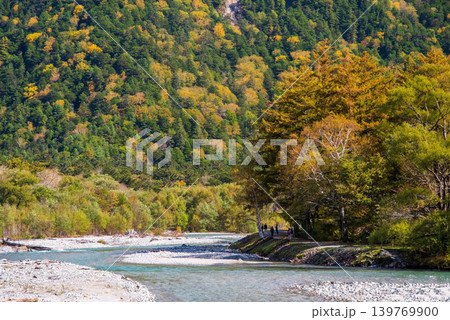 秋の上高地「梓川沿いの紅葉」《長野県 松本市》 秋の上高地「梓川沿いの紅葉」《長野県 松本市》 139769900