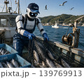 人型ロボットが海で、漁師の仕事をしている 人型ロボットが海で、漁師の仕事をしている 139769913