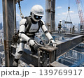 人型ロボットが建設現場で、とび職の仕事をしている 人型ロボットが建設現場で、とび職の仕事をしている 139769917