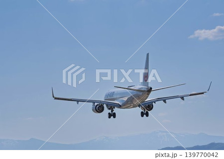 青空の仙台空港 着陸中の飛行機 宮城県名取市 青空の仙台空港 着陸中の飛行機 宮城県名取市 139770042