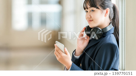 学校の廊下で待ち合わせをする制服姿の小学生,中学生,高校生の女の子 学校の廊下で待ち合わせをする制服姿の小学生,中学生,高校生の女の子 139770151