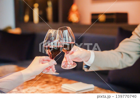 ワイングラスで乾杯をする手 ワイングラスで乾杯をする手 139770740